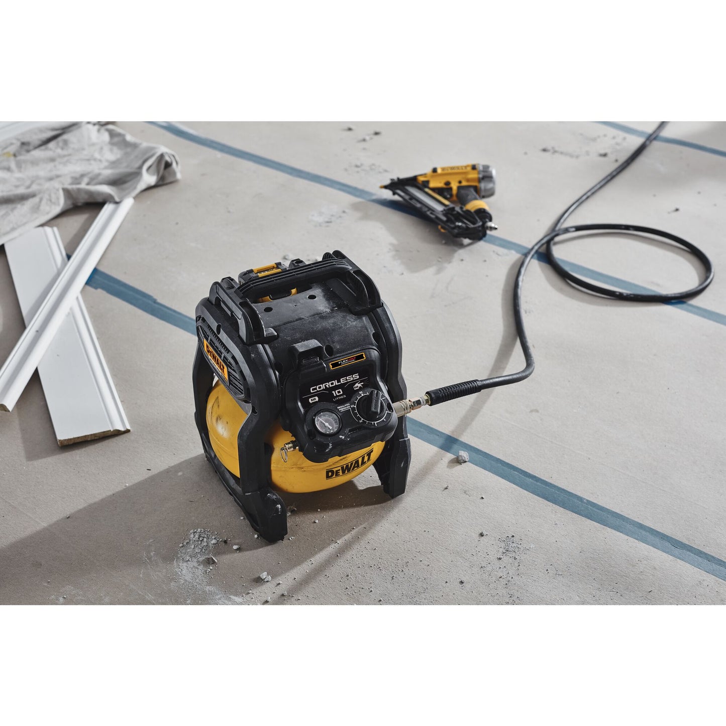 Cordless compressor from DEWALT for prefssionals on-site