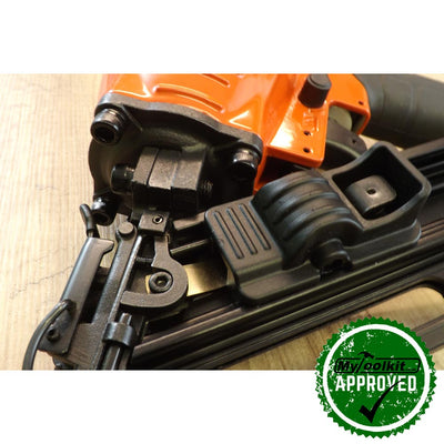 Close up of the mechanics of the Tacwise 15 Gauge Inclined Air Brad Nailer (32-64mm) GDA64V